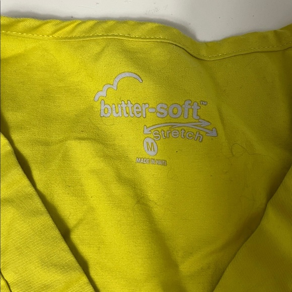 Butter-soft Medium Yellow Short Sleeve V Neck Double Pocket Scrub Top - Picture 5 of 5